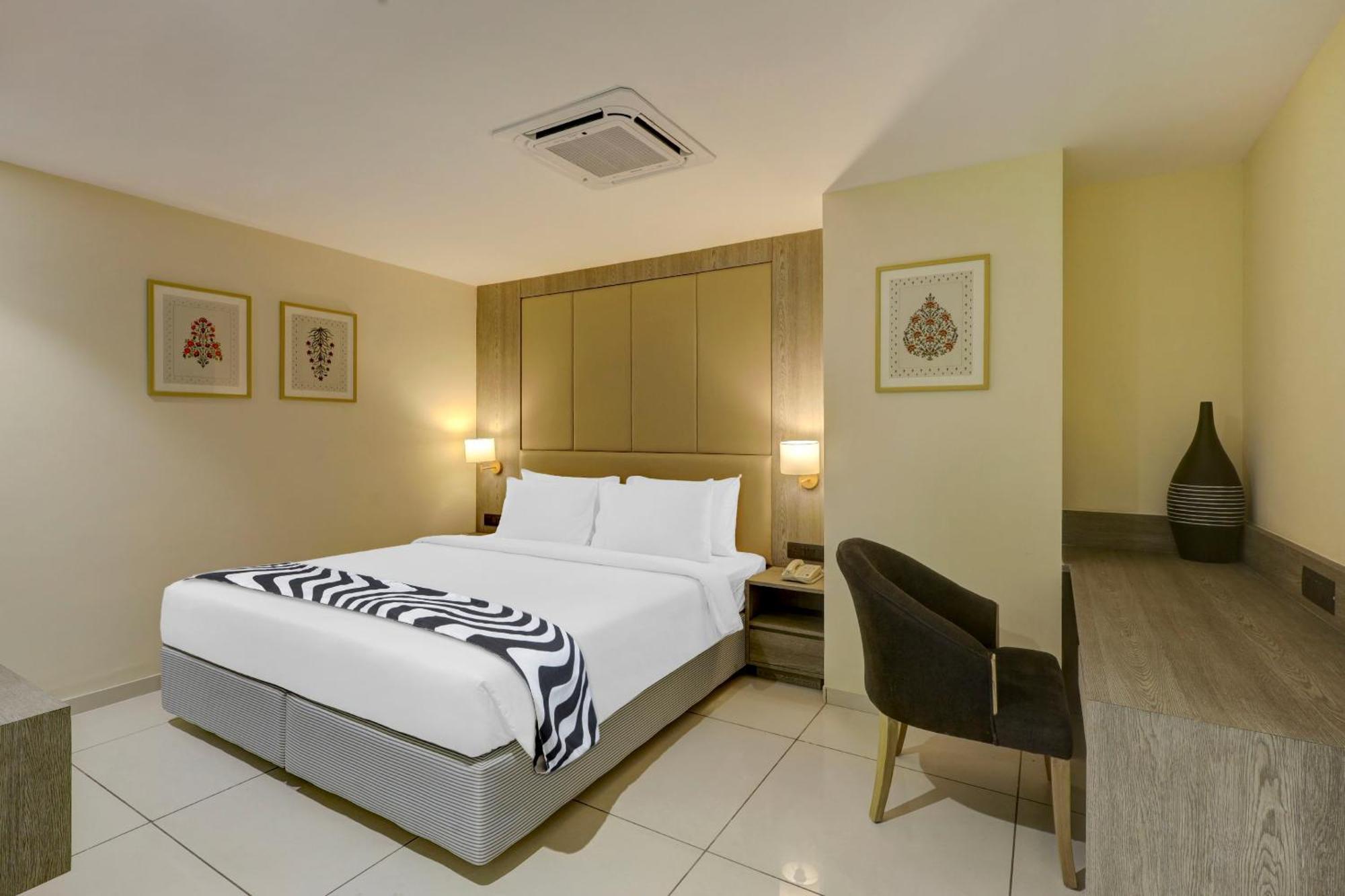 Sunday Hotel Vadodara Exterior photo