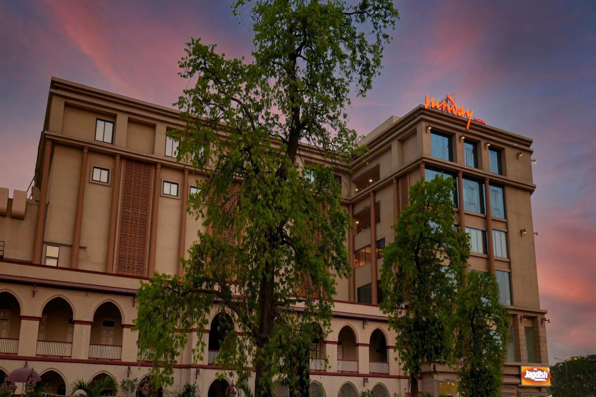 Sunday Hotel Vadodara Exterior photo