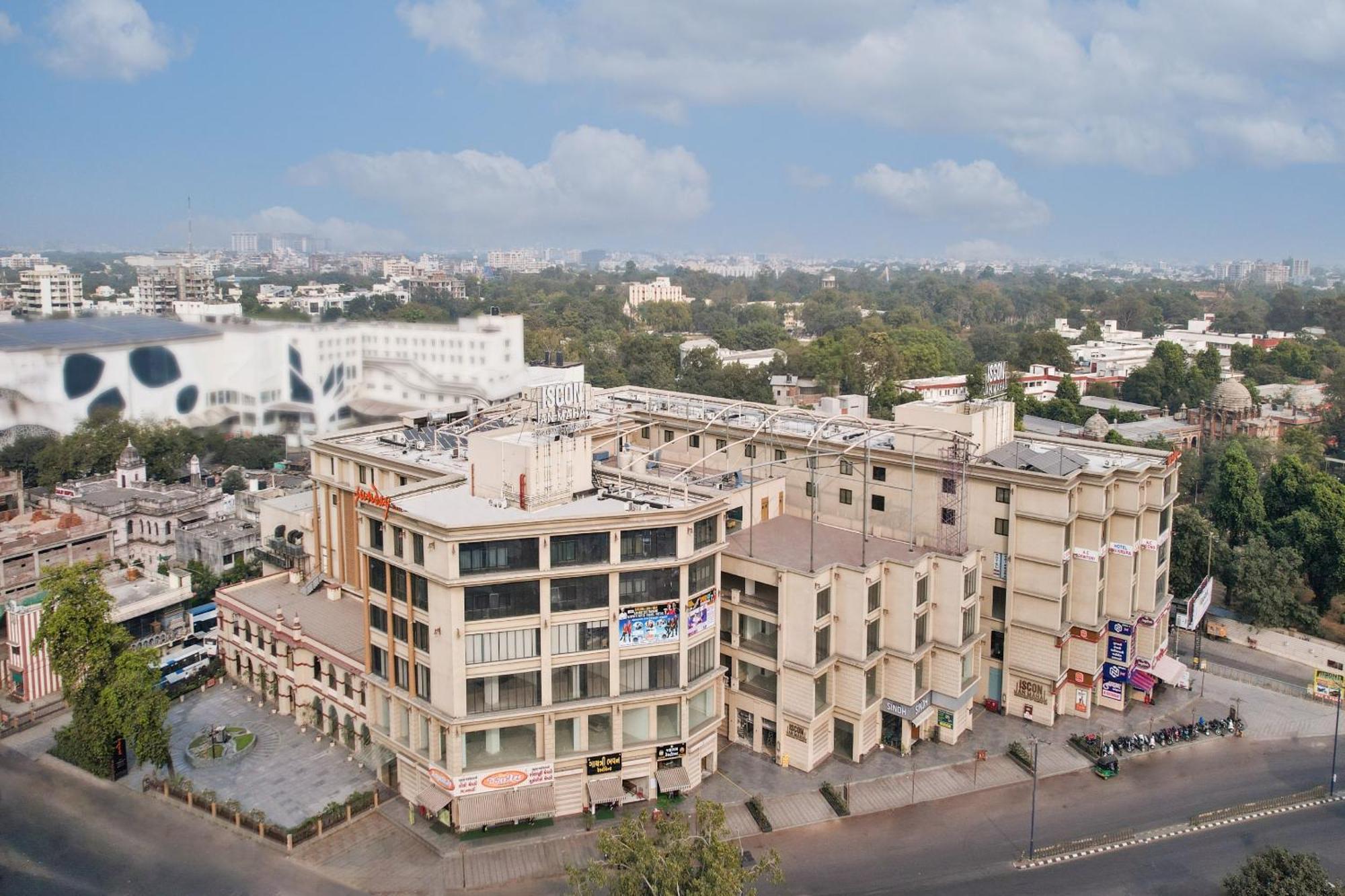 Sunday Hotel Vadodara Exterior photo